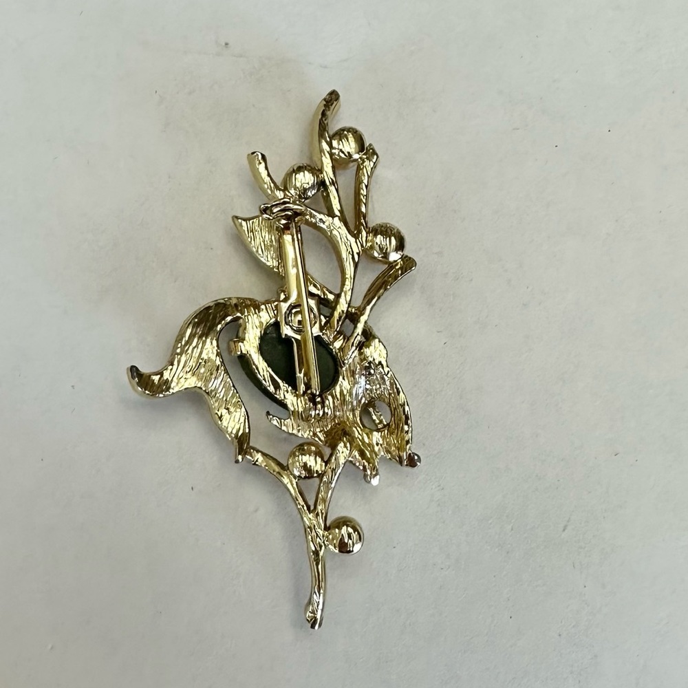 Womens vintage gold tone and green stone swimming fish brooch pin - Picture 3 of 4